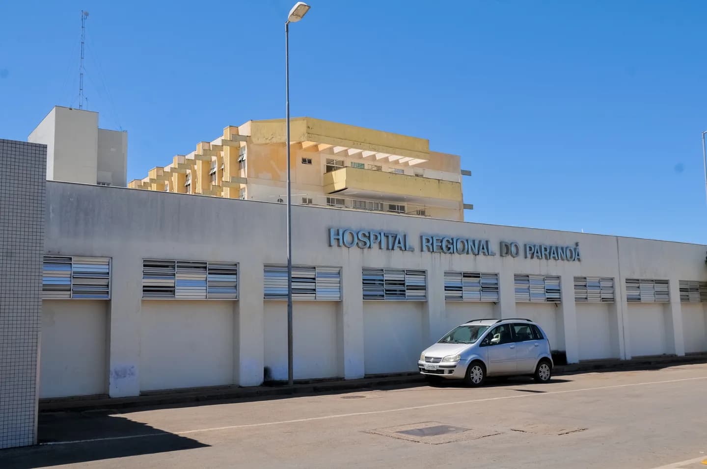 Fachada do Hospital da Região Leste, com a antiga identificação Hospital Regional do Paranoá.