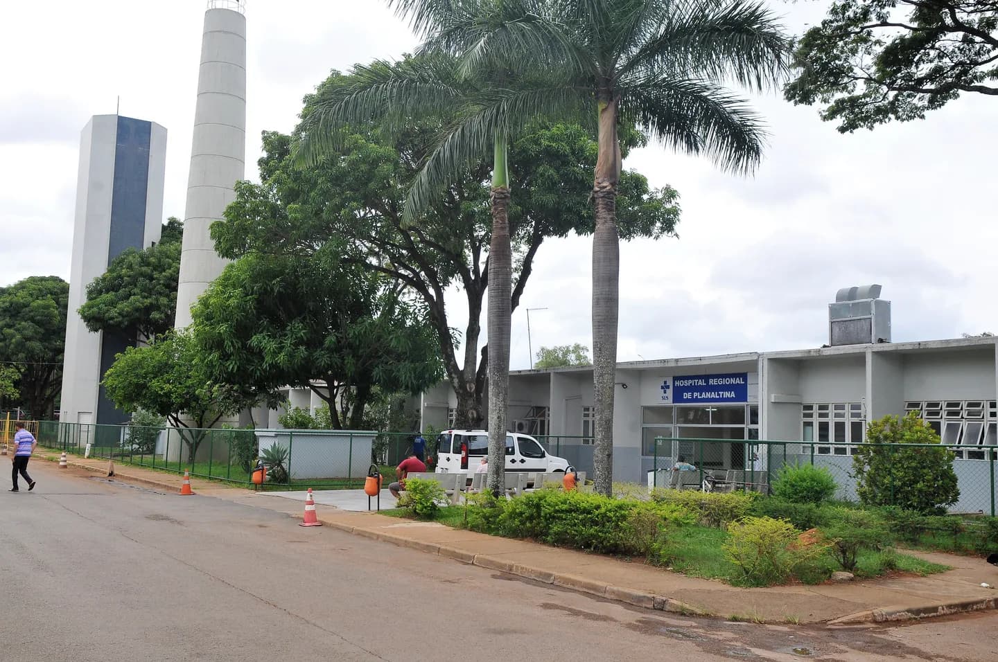Fachada e entrada do Hospital Regional de Planaltina, com jardim e palmeiras.