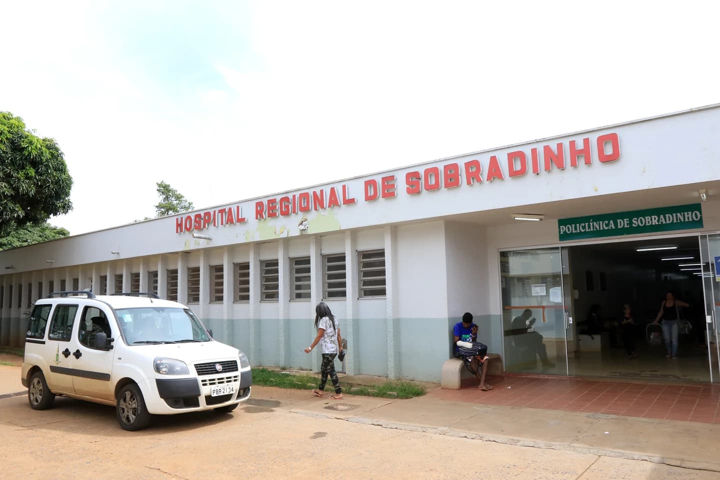 Fachada da policlínica no complexo do Hospital Regional de Sobradinho.